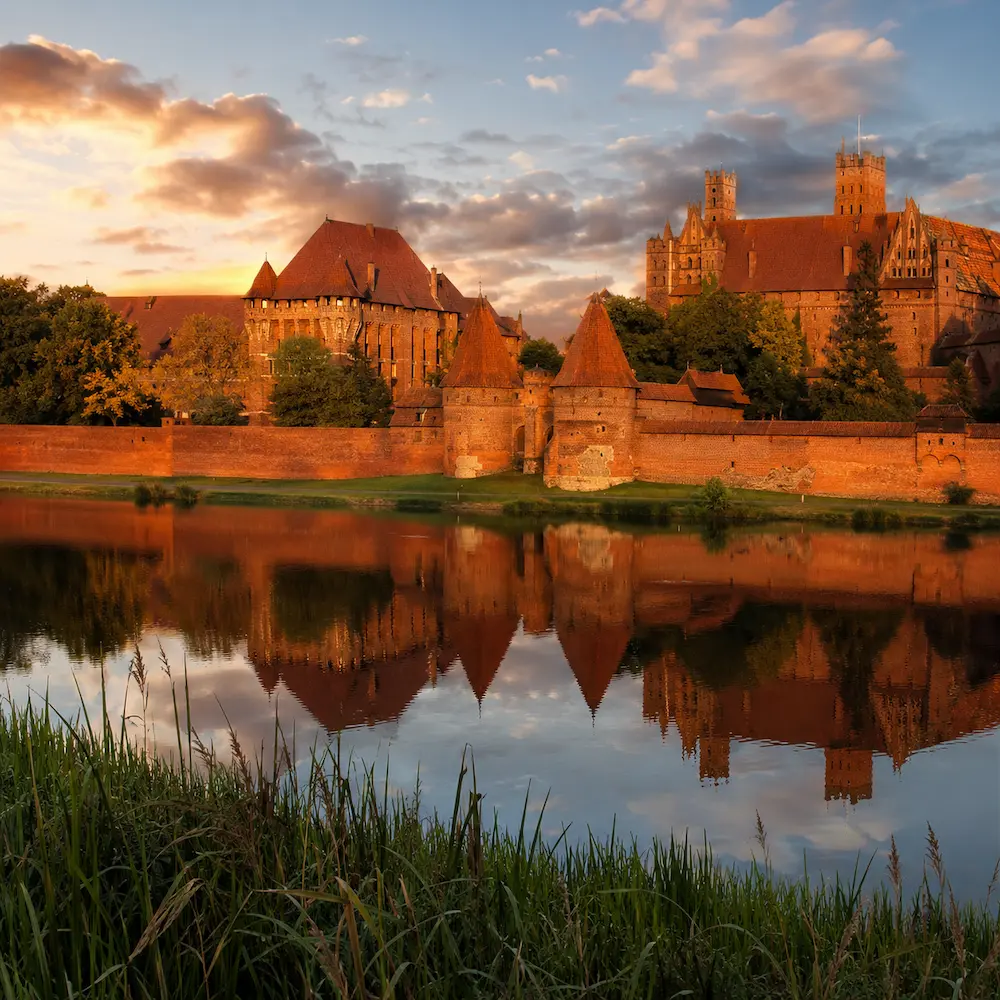 Burgruine auf einem Hügel in Hessen bei Sonnenuntergang